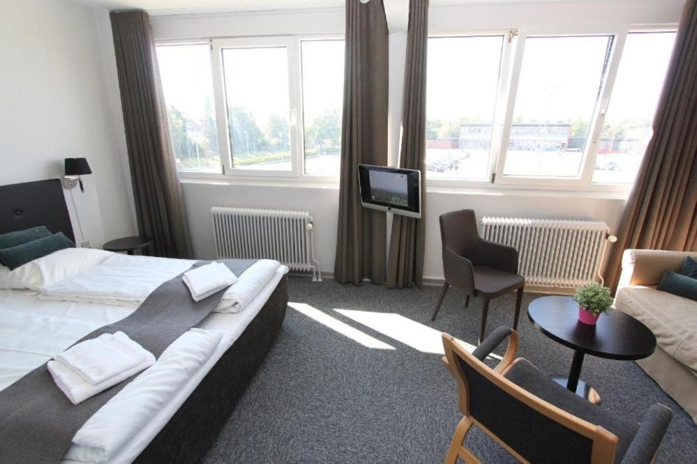 Banegaardshotellet Vojens Esterno foto