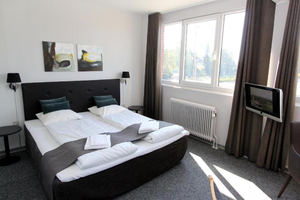 Banegaardshotellet Vojens Esterno foto